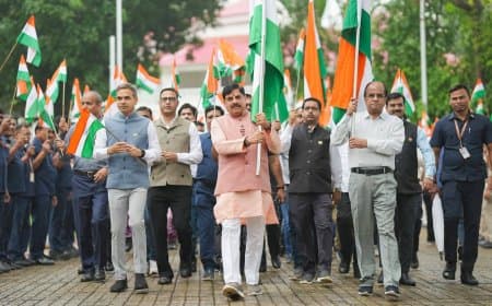 भोपाल में बारिश के बीच निकली भाजपा की तिरंगा यात्रा... बुलेट से पहुंचे सीएम मोहन यादव, बच्चों ने बढ़ाया उत्साह भोपाल में बारिश के बीच निकली भाजपा की तिरंगा यात्रा... बुलेट से पहुंचे सीएम मोहन यादव, बच्चों ने बढ़ाया उत्साह