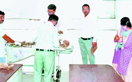 मर्चुरी में स्कूली छात्राओं की मौजूदगी से उठे सवाल, पोस्टमार्टम विभागाध्यक्ष को नोटिस, मांगा गया स्पष्टीकरण