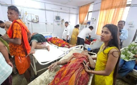 बिहार: लखीसराय के अशोकधाम मंदिर में करंट की अफवाह से भगदड़, आठ महिला श्रद्धालुओं की मौत बिहार: लखीसराय के अशोकधाम मंदिर में करंट की अफवाह से भगदड़, आठ महिला श्रद्धालुओं की मौत