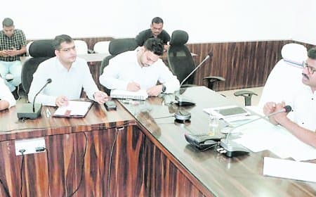 सतना में सैम बच्चों की जांच और दस्तक अभियान की कमजोर प्रगति पर कलेक्टर सख्त