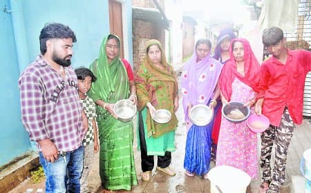 वार्ड 42 में गंदे पानी का संकट, बालू और कीड़ों संग पहुंच रही सप्लाई