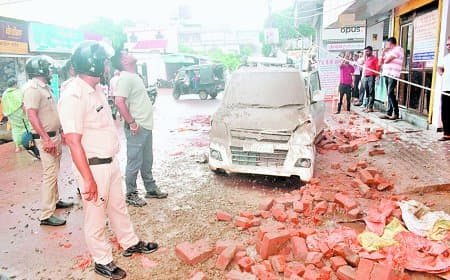 सतना में निर्माणाधीन भवन का छज्जा गिरा, महिला और बालक घायल, कार क्षतिग्रस्त; अवैध निर्माण पर कार्रवाई