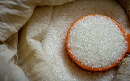 त्योहारी सीजन से पहले चीनी के दाम में भारी उछाल, 65 रुपये किलो पहुंची शक्कर