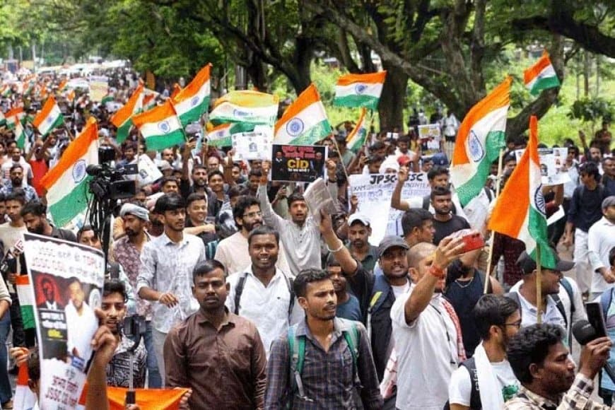 रांची में छात्रों का बवाल: बॉर्डर जैसी कंटीली बैरिकेडिंग तोड़ विधानसभा की ओर बढ़े प्रदर्शनकारी...सीबीआई जांच हो