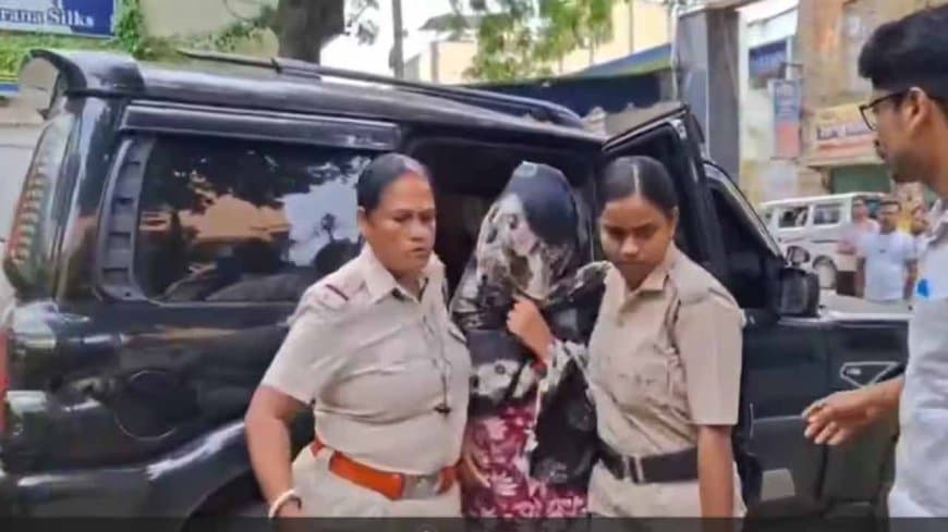 आतंकी हमीम मंडल की महिला मित्र अर्पिता झारखंड से गिरफ्तार...हनीट्रैप, अपहरण और भर्ती की थी जिम्मेदारी आतंकी हमीम मंडल की महिला मित्र अर्पिता झारखंड से गिरफ्तार...हनीट्रैप, अपहरण और भर्ती की थी जिम्मेदारी