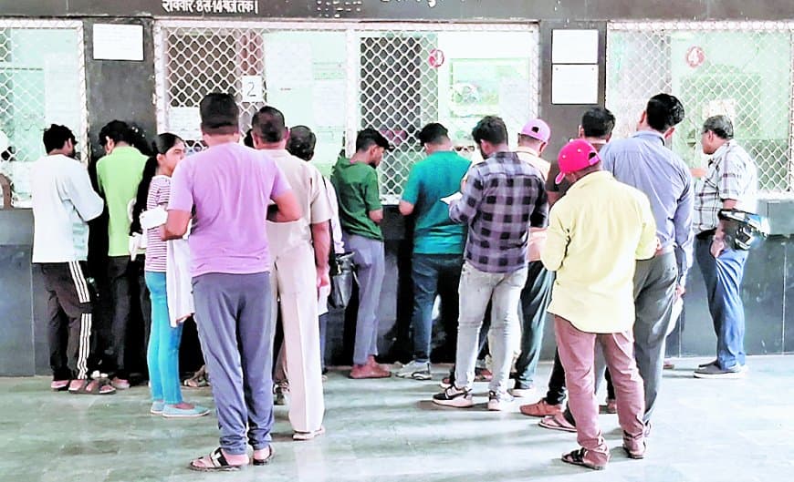 सतना समेत सभी आरक्षण केंद्रों पर आज से लागू नई तत्काल टोकन व्यवस्था, दलालों पर अंकुश सतना समेत सभी आरक्षण केंद्रों पर आज से लागू नई तत्काल टोकन व्यवस्था, दलालों पर अंकुश