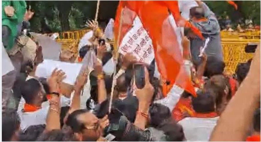 विहिप और बजरंग दल का उग्र प्रदर्शन: राहुल गांधी के पुतले पर पोता गया गोबर, राम मंदिर के चढ़ावे को लेकर गरमाई सियासत विहिप और बजरंग दल का उग्र प्रदर्शन: राहुल गांधी के पुतले पर पोता गया गोबर, राम मंदिर के चढ़ावे को लेकर गरमाई सियासत