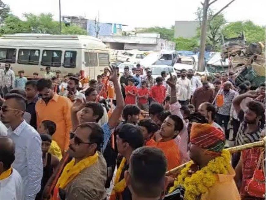 इंदौर में चंदन नगर थाने पर कांवड़ियों का प्रदर्शन, भगवान भोलेनाथ पर टिप्पणी को लेकर FIR की मांग इंदौर में चंदन नगर थाने पर कांवड़ियों का प्रदर्शन, भगवान भोलेनाथ पर टिप्पणी को लेकर FIR की मांग