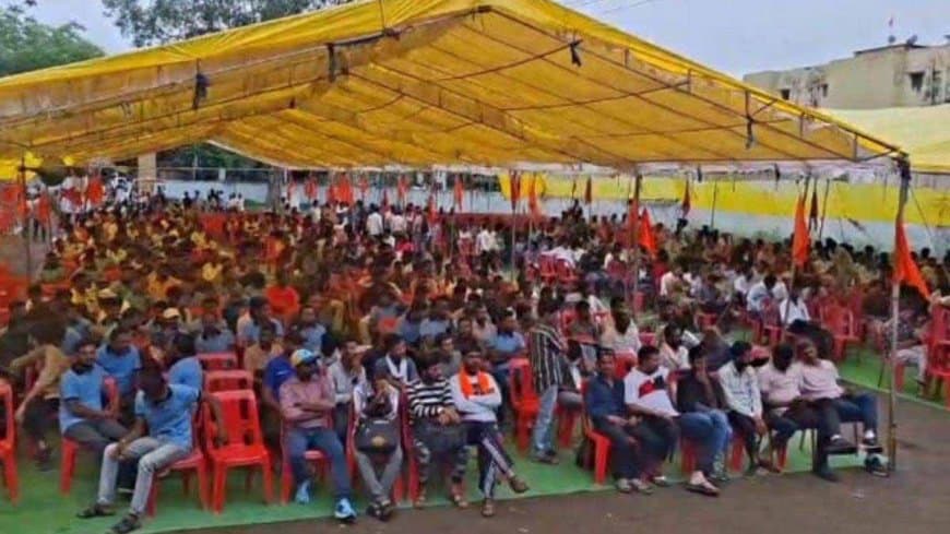 भोपाल: बिजली विभाग के आउटसोर्स कर्मचारियों का हल्लाबोल... संविदा दर्जे और 50 लाख के बीमा की मांग भोपाल: बिजली विभाग के आउटसोर्स कर्मचारियों का हल्लाबोल... संविदा दर्जे और 50 लाख के बीमा की मांग