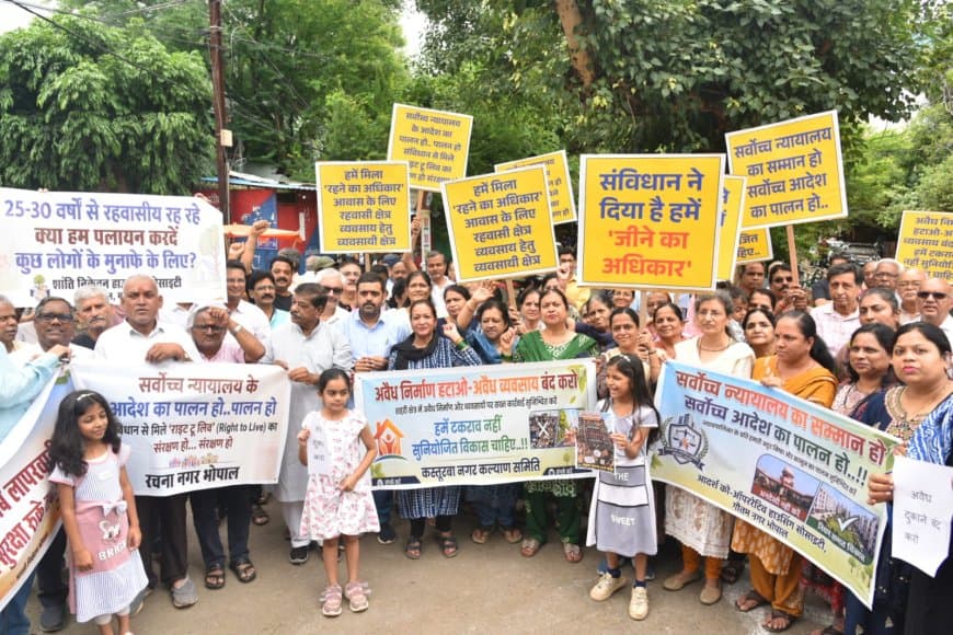 कमर्शियल गतिविधियों के खिलाफ सड़कों पर उतरे रहवासी, नगर निगम की कार्रवाई पर उठाए सवाल कमर्शियल गतिविधियों के खिलाफ सड़कों पर उतरे रहवासी, नगर निगम की कार्रवाई पर उठाए सवाल