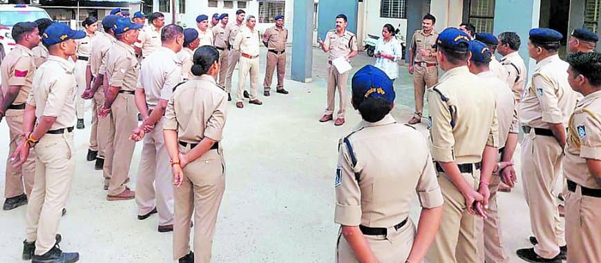 कबाड़ी मोहल्ले में पुलिस की दबिश बेअसर, अवैध नशे के कारोबार पर उठे गंभीर सवाल फिर कबाड़ी मोहल्ले में पुलिस की दबिश बेअसर, अवैध नशे के कारोबार पर उठे गंभीर सवाल फिर