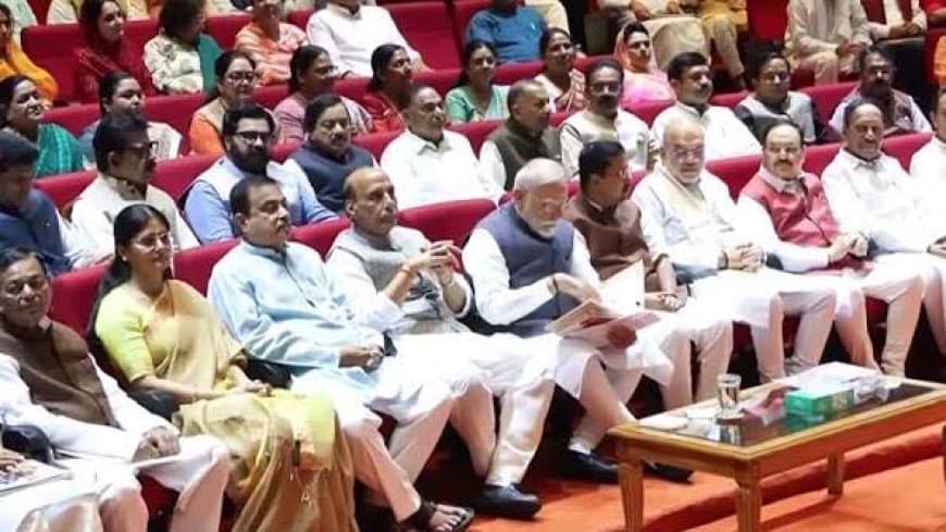 संसद का मानसून सत्र: एनडीए संसदीय दल की बैठक में पहुंचे पीएम... आज पेश होगा टैक्स संशोधन बिल संसद का मानसून सत्र: एनडीए संसदीय दल की बैठक में पहुंचे पीएम... आज पेश होगा टैक्स संशोधन बिल