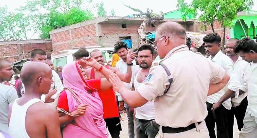 अवैध पत्थर लोड हाईवा की टक्कर से छात्रा घायल, ग्रामीणों ने वाहन में तोड़फोड़ की अवैध पत्थर लोड हाईवा की टक्कर से छात्रा घायल, ग्रामीणों ने वाहन में तोड़फोड़ की