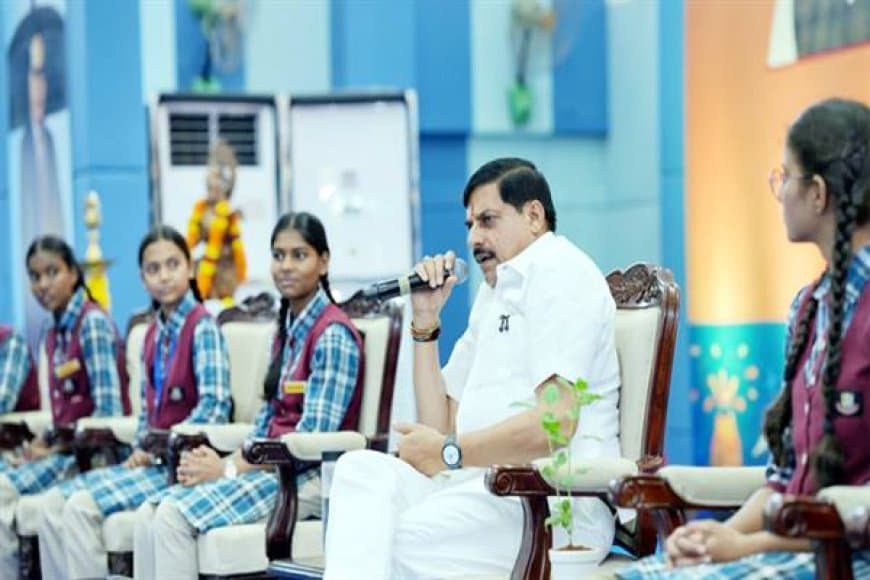 छात्र संवाद में बाेले- मुख्यमंत्री ' विद्यार्थियों के चेहरे पर दिखता है भारत का भविष्य' छात्र संवाद में बाेले- मुख्यमंत्री ' विद्यार्थियों के चेहरे पर दिखता है भारत का भविष्य'