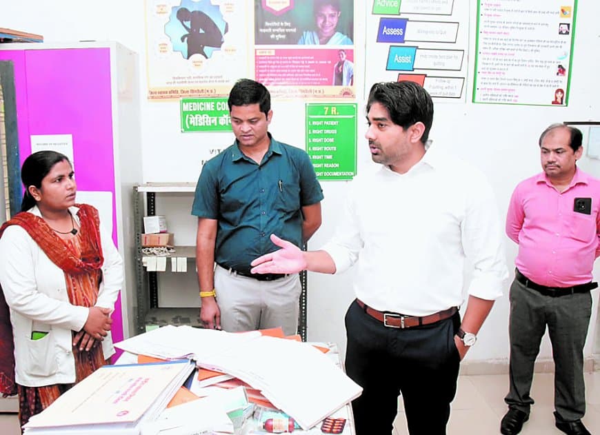 सिद्धिकला स्वास्थ्य केंद्र बंद मिला, कलेक्टर ने सीएचओ पर वेतन कटौती और नोटिस के दिए निर्देश सिद्धिकला स्वास्थ्य केंद्र बंद मिला, कलेक्टर ने सीएचओ पर वेतन कटौती और नोटिस के दिए निर्देश