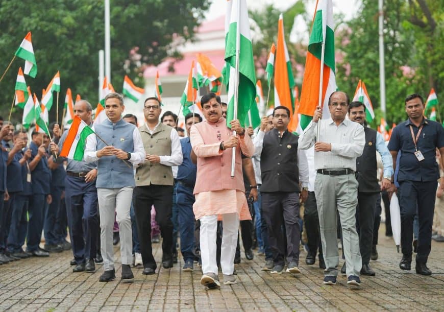 भोपाल में बारिश के बीच निकली भाजपा की तिरंगा यात्रा... बुलेट से पहुंचे सीएम मोहन यादव, बच्चों ने बढ़ाया उत्साह भोपाल में बारिश के बीच निकली भाजपा की तिरंगा यात्रा... बुलेट से पहुंचे सीएम मोहन यादव, बच्चों ने बढ़ाया उत्साह