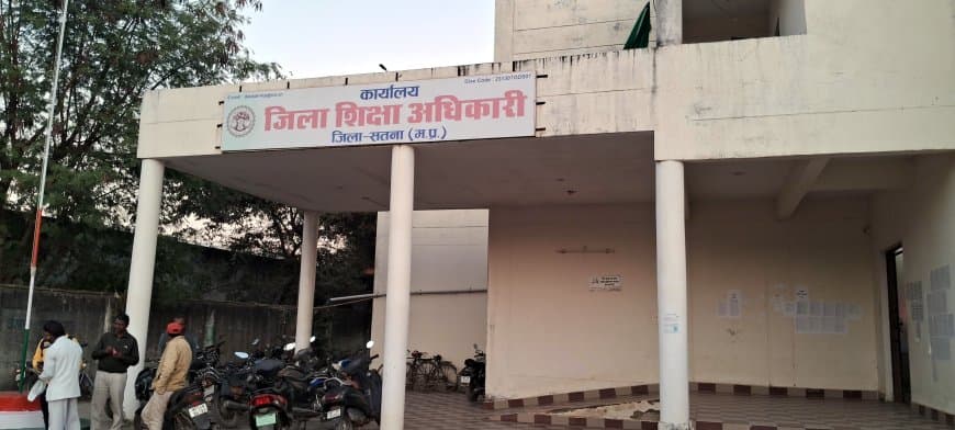 मैहर के स्कूल में शिक्षक नशे में पहुंचा, बच्चों से कराता था सफाई; निलंबन के बाद एफआईआर दर्ज मैहर के स्कूल में शिक्षक नशे में पहुंचा, बच्चों से कराता था सफाई; निलंबन के बाद एफआईआर दर्ज