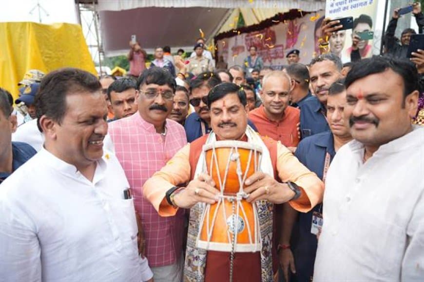 स्वयं दादा गुरु के साथ कांवड़ उठाकर यात्रा में शामिल हुए मुख्यमंत्री, कांवड़ियों पर की पुष्प वर्षा स्वयं दादा गुरु के साथ कांवड़ उठाकर यात्रा में शामिल हुए मुख्यमंत्री, कांवड़ियों पर की पुष्प वर्षा