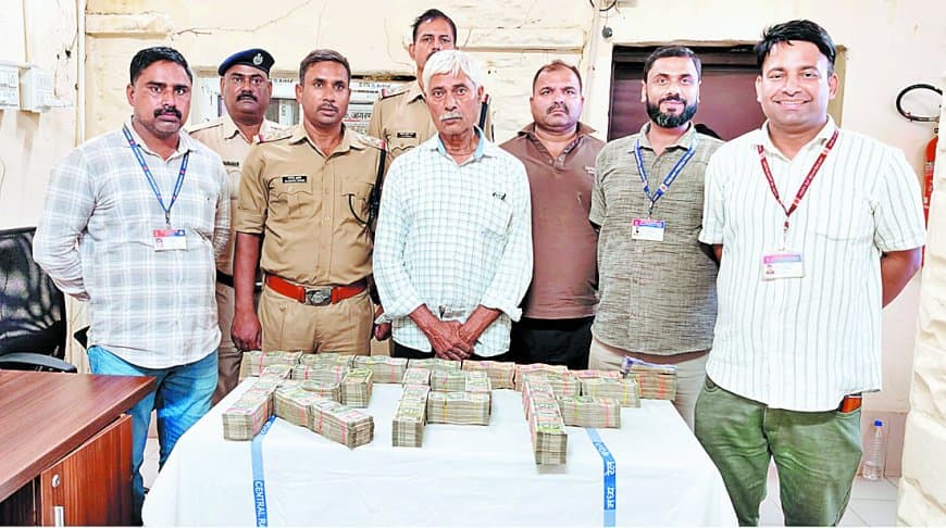 बेतवा एक्सप्रेस में 63 लाख नकद बरामद, दस्तावेज नहीं मिले; आयकर विभाग ने जांच शुरू की बेतवा एक्सप्रेस में 63 लाख नकद बरामद, दस्तावेज नहीं मिले; आयकर विभाग ने जांच शुरू की