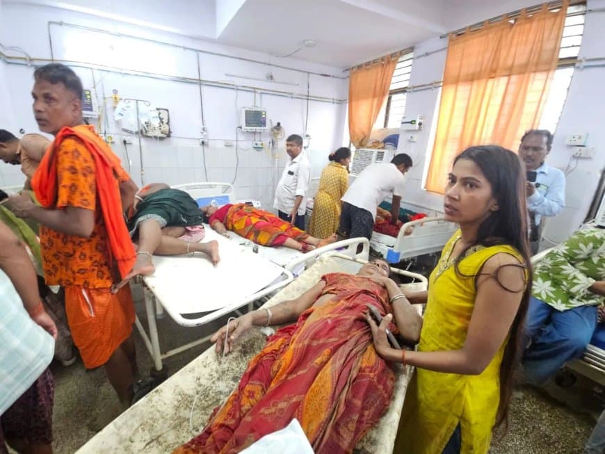 बिहार: लखीसराय के अशोकधाम मंदिर में करंट की अफवाह से भगदड़, आठ महिला श्रद्धालुओं की मौत बिहार: लखीसराय के अशोकधाम मंदिर में करंट की अफवाह से भगदड़, आठ महिला श्रद्धालुओं की मौत