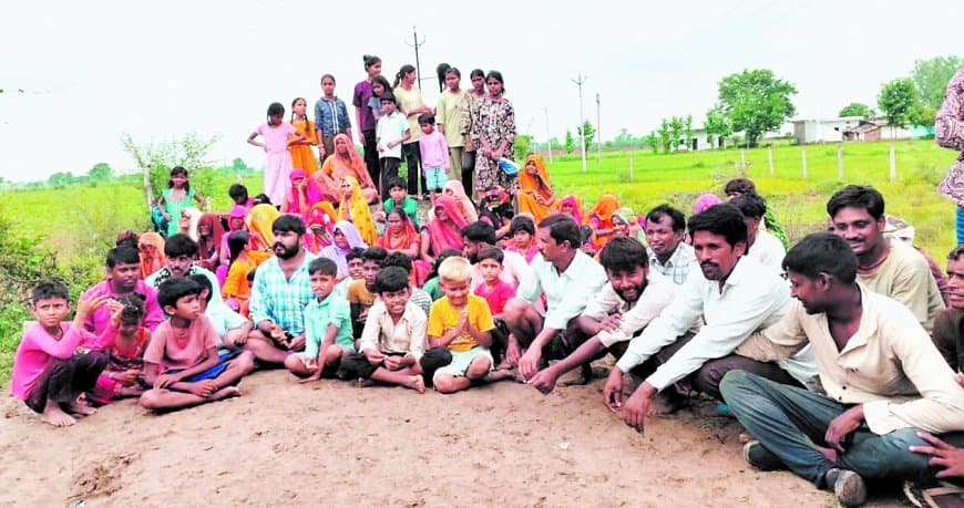 छुलहा गांव का 900 मीटर रास्ता बंद, ग्रामीणों ने फिर खोला मोर्चा, प्रशासन से मांगा समाधान छुलहा गांव का 900 मीटर रास्ता बंद, ग्रामीणों ने फिर खोला मोर्चा, प्रशासन से मांगा समाधान