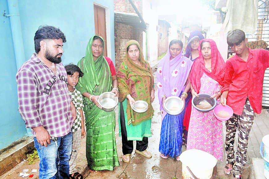 वार्ड 42 में गंदे पानी का संकट, बालू और कीड़ों संग पहुंच रही सप्लाई वार्ड 42 में गंदे पानी का संकट, बालू और कीड़ों संग पहुंच रही सप्लाई