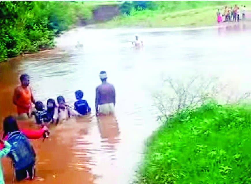 सिंगरौली में उफनती नदी पार कर स्कूल जा रहे करीब 100 बच्चे, सेमरा नदी में युवक का शव मिला सिंगरौली में उफनती नदी पार कर स्कूल जा रहे करीब 100 बच्चे, सेमरा नदी में युवक का शव मिला
