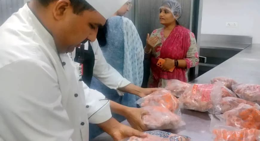 बंसल वन में बड़ी कार्रवाई: रेस्टोरेंट और बार में एक्सपायरी कोल्डड्रिंक और गंदगी मिलने पर ऑन-स्पॉट जुर्माना बंसल वन में बड़ी कार्रवाई: रेस्टोरेंट और बार में एक्सपायरी कोल्डड्रिंक और गंदगी मिलने पर ऑन-स्पॉट जुर्माना
