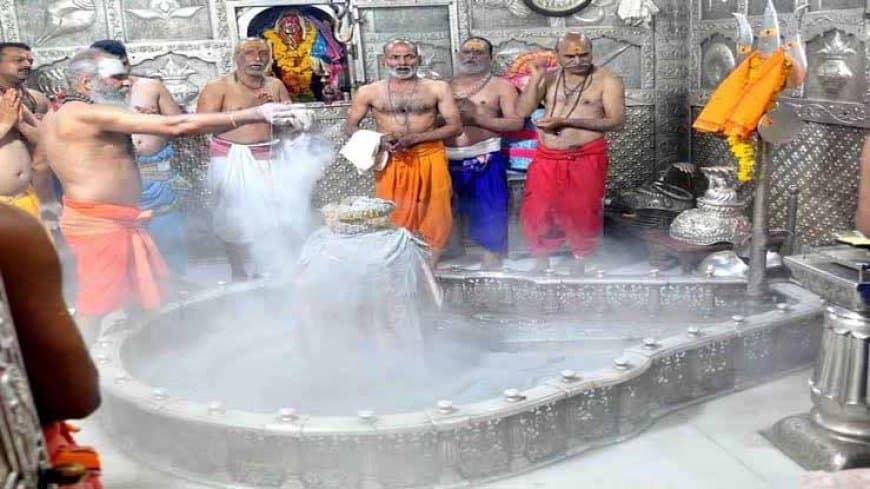 सावन का अंतिम सोमवार: महाकाल का रजत श्रृंगार, काशी में लाखों का सैलाब और देवघर में चार किमी लंबी लाइन सावन का अंतिम सोमवार: महाकाल का रजत श्रृंगार, काशी में लाखों का सैलाब और देवघर में चार किमी लंबी लाइन