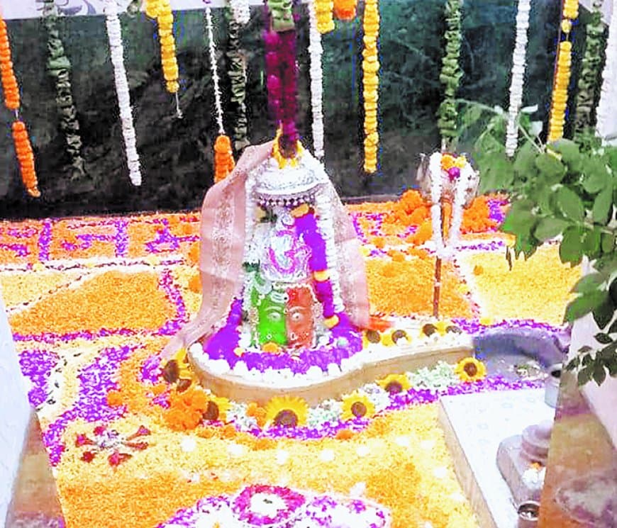 रीवा के उपरहटी में विराजे ‘पड़ोसी बाबा’, हजार साल पुराने शिवलिंग से जुड़ी अनोखी आस्था रीवा के उपरहटी में विराजे ‘पड़ोसी बाबा’, हजार साल पुराने शिवलिंग से जुड़ी अनोखी आस्था