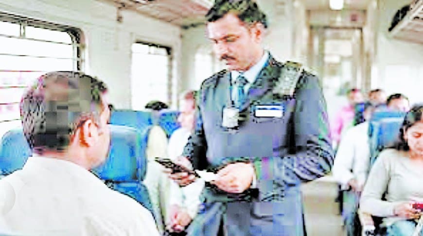 ट्रेन में टिकट जांच के दौरान विवाद रोकने रेलवे टीटीई को बॉडी कैमरा देगा ट्रेन में टिकट जांच के दौरान विवाद रोकने रेलवे टीटीई को बॉडी कैमरा देगा