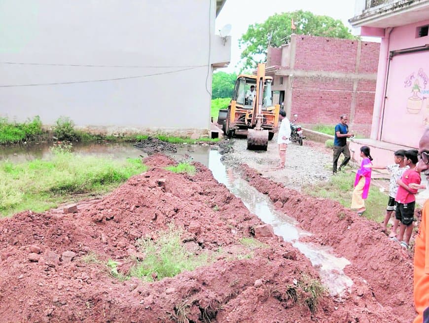 चित्रकूट में मंदाकिनी का जलस्तर घटा, बाबूपुर में जल निकासी से ग्रामीणों को राहत मिली चित्रकूट में मंदाकिनी का जलस्तर घटा, बाबूपुर में जल निकासी से ग्रामीणों को राहत मिली