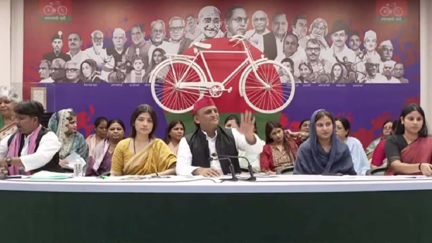 यूपी में सपा का एलान: महिलाओं के लिए शुरू होगी स्त्री सम्मान समृद्धि योजना, सालाना मिलेंगे 40 हजार यूपी में सपा का एलान: महिलाओं के लिए शुरू होगी स्त्री सम्मान समृद्धि योजना, सालाना मिलेंगे 40 हजार