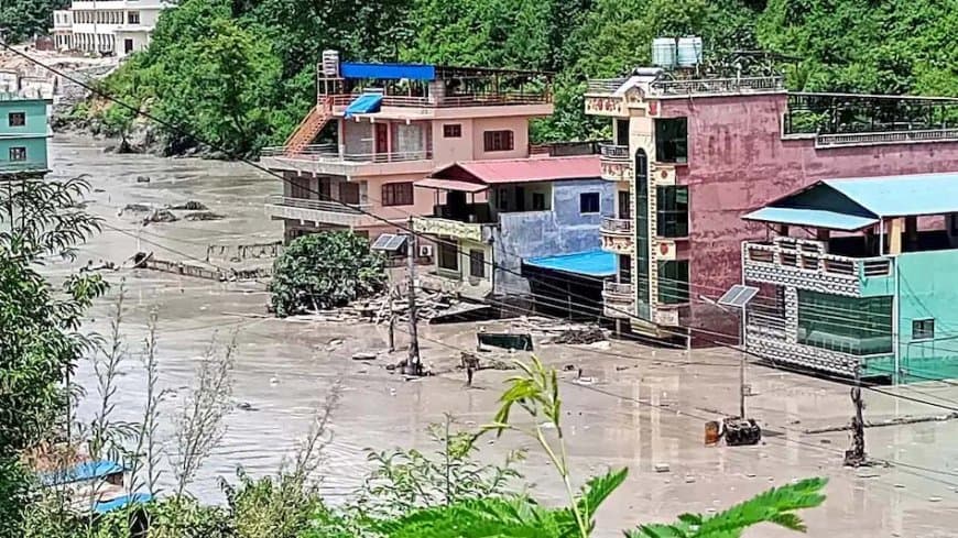 नेपाल में तिब्बत सीमा पर बाढ़ से भारी तबाही, गांव बहे... बाढ़ में 28 पुलिसकर्मी लापता, जान-माल का नुकसान नेपाल में तिब्बत सीमा पर बाढ़ से भारी तबाही, गांव बहे... बाढ़ में 28 पुलिसकर्मी लापता, जान-माल का नुकसान