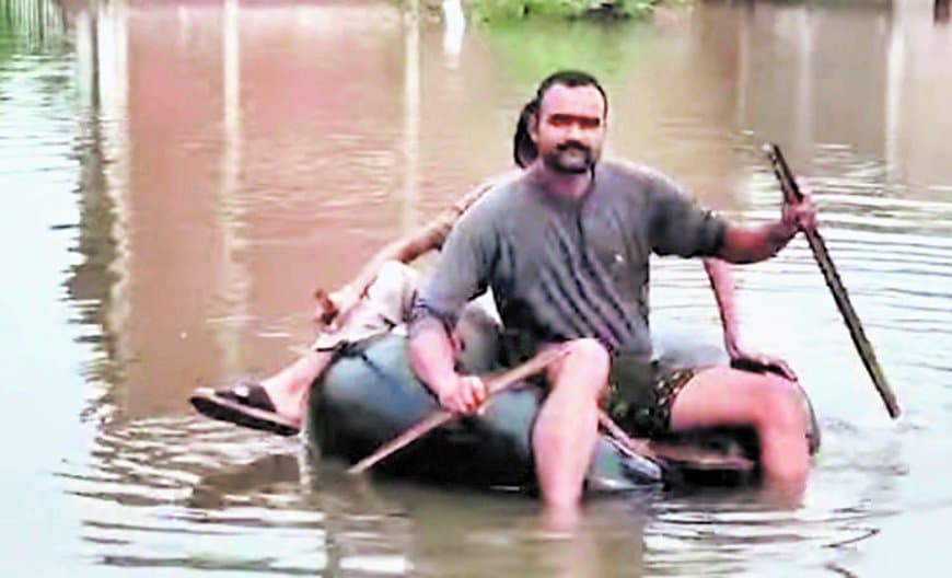 रीवा में बाढ़ के पांच दिन बाद भी कई मोहल्ले जलमग्न, नाव से आवाजाही, निगम ने स्थायी समाधान की कवायद शुरू रीवा में बाढ़ के पांच दिन बाद भी कई मोहल्ले जलमग्न, नाव से आवाजाही, निगम ने स्थायी समाधान की कवायद शुरू