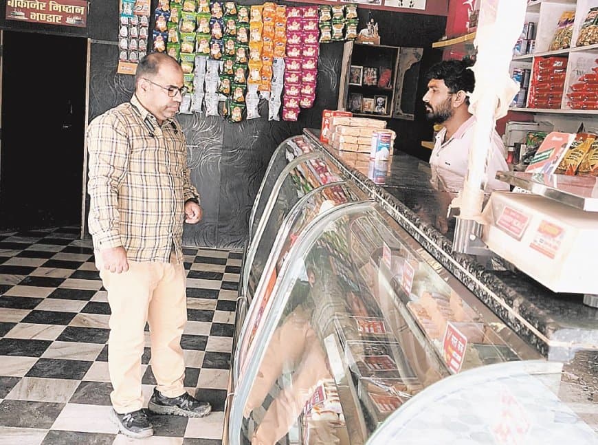 अमरपाटन में बिना लाइसेंस मिठाई निर्माण पकड़ा, मैहर में पांच प्रतिष्ठानों से खाद्य पदार्थों के 16 नमूने लिए गए अमरपाटन में बिना लाइसेंस मिठाई निर्माण पकड़ा, मैहर में पांच प्रतिष्ठानों से खाद्य पदार्थों के 16 नमूने लिए गए