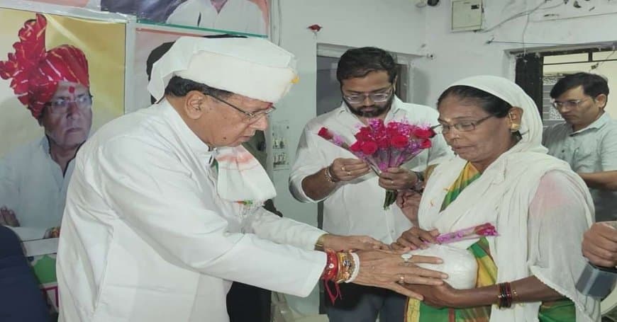 अनोखा रक्षाबंधन: राखी बंधवाकर बहनों को कांग्रेसियों ने उपहार में दिए शकर के पैकेट... कहा- मिठास छीनी भाजपा सरकार ने अनोखा रक्षाबंधन: राखी बंधवाकर बहनों को कांग्रेसियों ने उपहार में दिए शकर के पैकेट... कहा- मिठास छीनी भाजपा सरकार ने