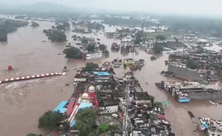 चित्रकूट-सतना में टूटा बारिश का कहर... कीचड़ में पैदल चलकर प्रभावितों के घर पहुंचे सीएम, बांटी राहत सामग्री चित्रकूट-सतना में टूटा बारिश का कहर... कीचड़ में पैदल चलकर प्रभावितों के घर पहुंचे सीएम, बांटी राहत सामग्री