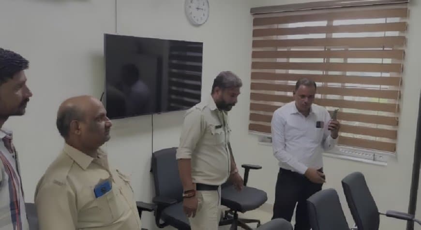भोपाल स्वास्थ्य संचालनालय में कुर्की कार्रवाई: 4 करोड़ का बकाया चुकाने के लिए कंप्यूटर और गाड़ियां जब्त भोपाल स्वास्थ्य संचालनालय में कुर्की कार्रवाई: 4 करोड़ का बकाया चुकाने के लिए कंप्यूटर और गाड़ियां जब्त