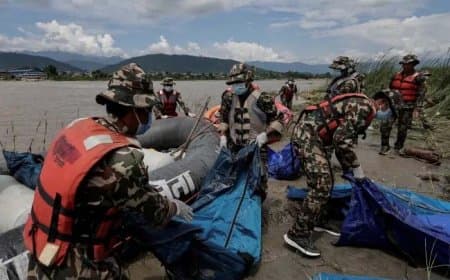नेपाल में बाढ़ के बाद तबाही का मंजर...अब तक 939 शव बरामद...4000 लापता...एक ही घर में मिलीं 24 लाश नेपाल में बाढ़ के बाद तबाही का मंजर...अब तक 939 शव बरामद...4000 लापता...एक ही घर में मिलीं 24 लाश