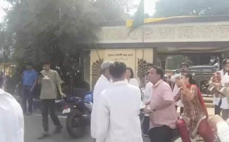 एमपी में स्वास्थ्य सेवाएं ठप: स्टाइपेंड बढ़ाने की मांग पर अड़े तीन हजार इंटर्न डॉक्टर्स, ओपीडी बंद, मरीज बेहाल एमपी में स्वास्थ्य सेवाएं ठप: स्टाइपेंड बढ़ाने की मांग पर अड़े तीन हजार इंटर्न डॉक्टर्स, ओपीडी बंद, मरीज बेहाल