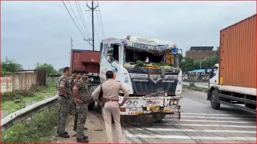 मुरैना में भीषण हादसा: कंटेनर ने तीन महिलाओं को रौंदा...एक ने मौके पर तो दो ने अस्पातल में तोड़ा दम मुरैना में भीषण हादसा: कंटेनर ने तीन महिलाओं को रौंदा...एक ने मौके पर तो दो ने अस्पातल में तोड़ा दम