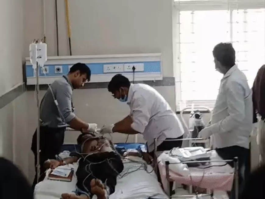 मध्य प्रदेश पहुंची जहरीली शराब! सागर में नौ लोगों की मौत, पांच की हालत गंभीर, बुंदेलखंड मेडिकल कॉलेज रेफर मध्य प्रदेश पहुंची जहरीली शराब! सागर में नौ लोगों की मौत, पांच की हालत गंभीर, बुंदेलखंड मेडिकल कॉलेज रेफर