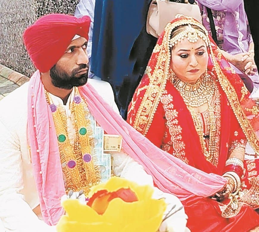 दुबई से सतना पहुंची महिला, पति से संपर्क टूटने पर महिला थाने में लगाई तलाश की गुहार दुबई से सतना पहुंची महिला, पति से संपर्क टूटने पर महिला थाने में लगाई तलाश की गुहार