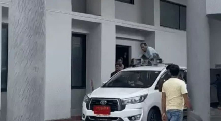 भोपाल नगर निगम महापौर की गाड़ी में आग लगाने की कोशिश, दैनिक वेतनभोगी कर्मचारी ने की नारेबाजी भोपाल नगर निगम महापौर की गाड़ी में आग लगाने की कोशिश, दैनिक वेतनभोगी कर्मचारी ने की नारेबाजी