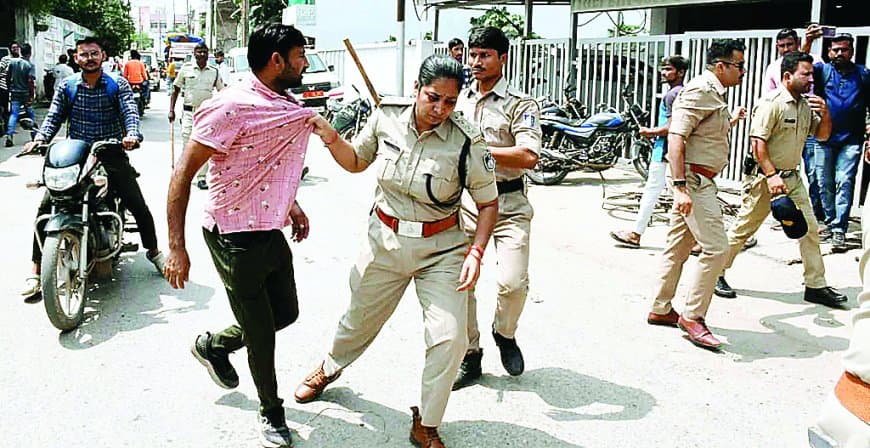 रीवा के निजी अस्पताल के सामने प्रदर्शन पर हंगामा, पुलिस से धक्का-मुक्की के बाद पांच हिरासत में रीवा के निजी अस्पताल के सामने प्रदर्शन पर हंगामा, पुलिस से धक्का-मुक्की के बाद पांच हिरासत में
