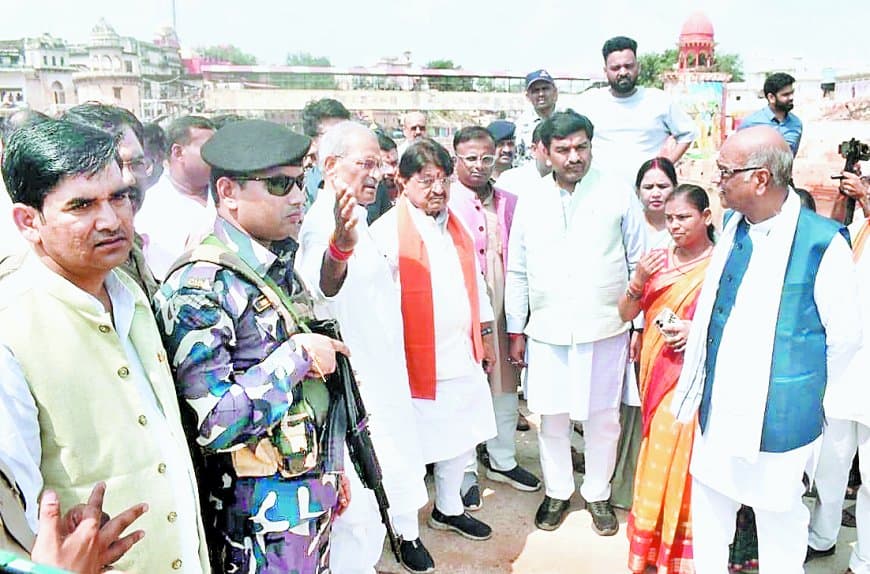 चित्रकूट बाढ़ पीड़ितों से मिले प्रभारी मंत्री, घर पूरी तरह क्षतिग्रस्त परिवारों को 1.20 लाख सहायता चित्रकूट बाढ़ पीड़ितों से मिले प्रभारी मंत्री, घर पूरी तरह क्षतिग्रस्त परिवारों को 1.20 लाख सहायता