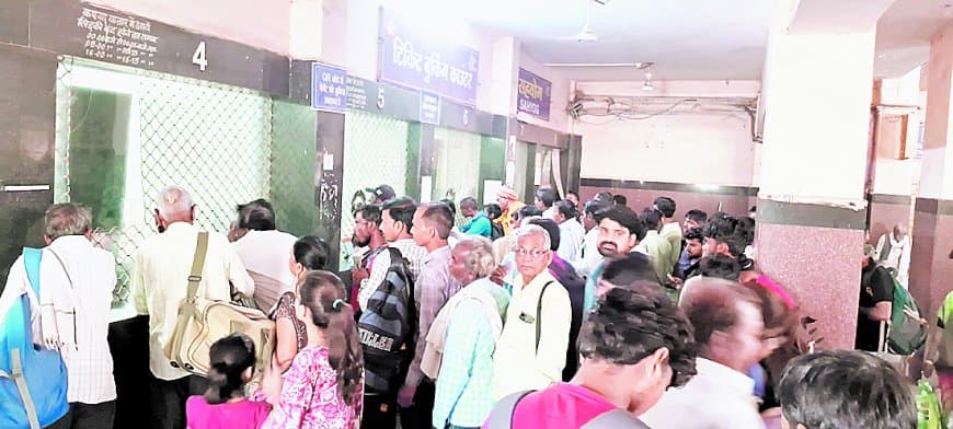 रेल वन ऐप से अब छह यात्रियों का बनेगा सीजन टिकट, काउंटर कतार से मिलेगी राहत रेल वन ऐप से अब छह यात्रियों का बनेगा सीजन टिकट, काउंटर कतार से मिलेगी राहत