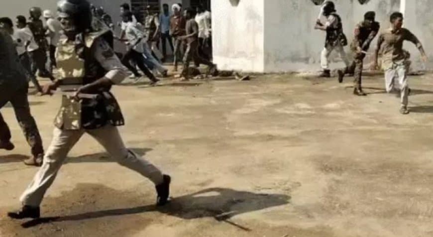 Balaghat Thana Gherao: किरनापुर थाने पर उग्र प्रदर्शन, गर्भवती महिला और पति की पिटाई के विरोध में भिड़े लोग Balaghat Thana Gherao: किरनापुर थाने पर उग्र प्रदर्शन, गर्भवती महिला और पति की पिटाई के विरोध में भिड़े लोग