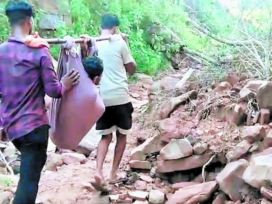 थरपहाड़ में मरीज के लिए ग्रामीणों के कंधे बने एंबुलेंस, सड़क के इंतजार में गांव थरपहाड़ में मरीज के लिए ग्रामीणों के कंधे बने एंबुलेंस, सड़क के इंतजार में गांव